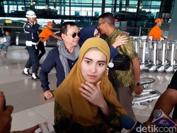 Ayu Ting Ting Berangkat ke Tanah Suci Jalani Ibadah Umrah