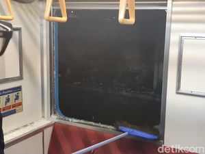 Dilempar Batu, Kaca Jendela KRL Maja-Tanah Abang Pecah