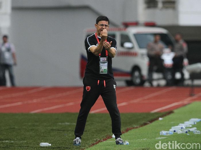 Pelatih PSM Makassar menyesali peluang-peluang PSM Makassar yang terbuang. (Foto: Rifkianto Nugroho/detikSport) Pelatih PSM Makassar menyesali peluang-peluang PSM Makassar yang terbuang. (Foto: Rifkianto Nugroho/detikSport)