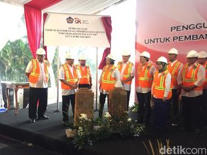 Sri Mulyani Serahkan Tanah Negara Buat Kantor OJK