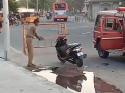 Motor Pria Ini Dirusak Polisi karena Parkir Sembarangan