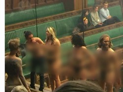 Waduh! Aktivis Lingkungan Telanjang di Parlemen Inggris