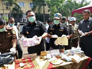 Kejari Depok Musnahkan Narkotika hingga Senjata Api