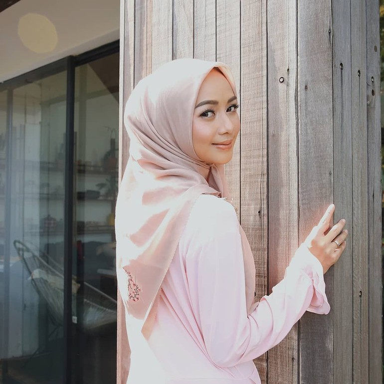  Gambar  Cewek2  Cantik  Hijab Buat  Quotes  artikelkuc
