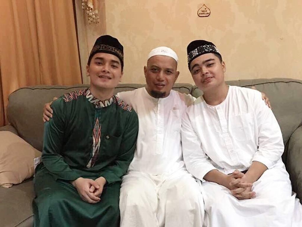 Kebahagiaan Anak Sulung Arifin Ilham Sambut Kelahiran Sang Adik Kebahagiaan Anak Sulung Arifin Ilham Sambut Kelahiran Sang Adik
