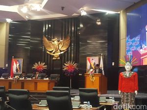 Anies Bacakan LKPJ DKI 2018: Kemiskinan Turun, Ekonomi Meningkat Anies Bacakan LKPJ DKI 2018: Kemiskinan Turun, Ekonomi Meningkat