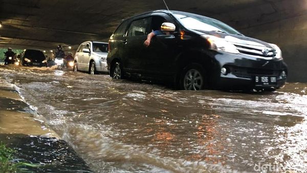Imbas Hujan Deras, Cawang Tergenang