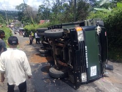 Truk Angkut Siswa SMK Terguling di Cisarua, 17 Pelajar Luka-luka