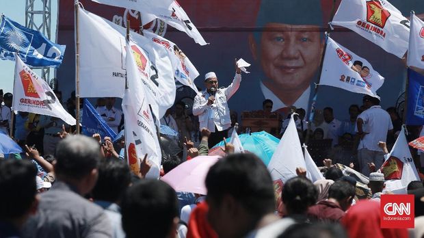 Wali Kota Padang Membaur dengan Pendukung di Kampanye Prabowo