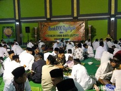 Ribuan Warga Banyuwangi Makan Nasi Ancak Bareng Peringati Isra Miraj