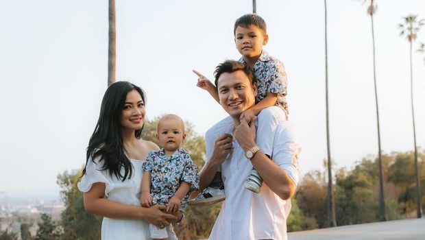 Titi Kamal bersama suami dan anak-anaknya