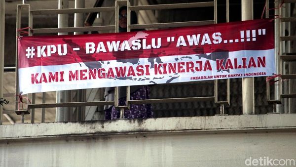 Spanduk Ancam KPU-Bawaslu Mejeng di Jakarta