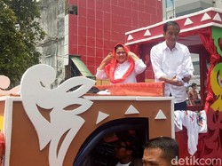 Kampanye di Bumi Sriwijaya, Jokowi Naik Mobil Hias Ditemani Iriana