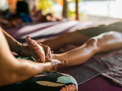 Redakan Penat Sebelum Bercinta, Ini 5 Tips Pijat Sensual untuk Pasutri