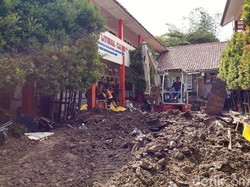 Bangunan SD Ajitunggal Rusak Diterjang Banjir, Siswa Diliburkan