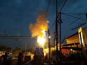 Ada Percikan Api, Pengendara di Perlintasan Bekasi Diimbau Hati-hati