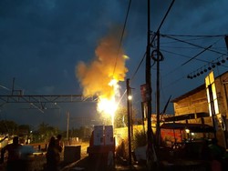 Ada Percikan Api, Pengendara di Perlintasan Bekasi Diimbau Hati-hati