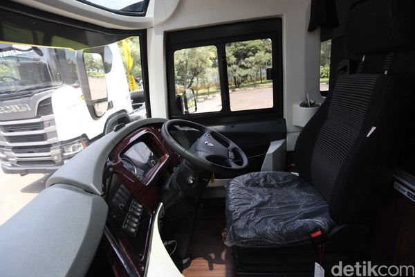 Sejumlah fitur-fitur canggih itu disediakan untuk menjaga kestabilan saat berkendara meski di jalan yang licin. Sejumlah fitur-fitur canggih itu disediakan untuk menjaga kestabilan saat berkendara meski di jalan yang licin.