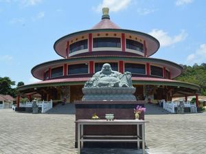 Puri Tri Agung di Pulau Bangka yang Tenang & Damai Puri Tri Agung di Pulau Bangka yang Tenang & Damai