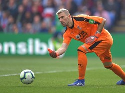 Vincent Guaita bikin lima penyelamatan plus clean sheet saat Crystal Palace mengalahkan Huddersfield Town 2-0. (Andrew Couldridge/Reuters)