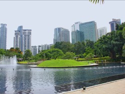 Taman hijau ditengah gedung pencakar langit