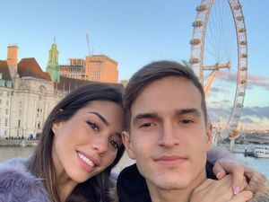Liburannya Pacar Denis Suarez yang Dibully Karena Foto di Masjid