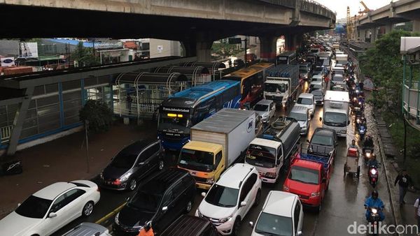 Potret Kendaraan Menumpuk di Kolong Tol Cawang Akibat Banjir