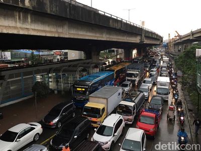 Potret Kendaraan Menumpuk di Kolong Tol Cawang Akibat Banjir