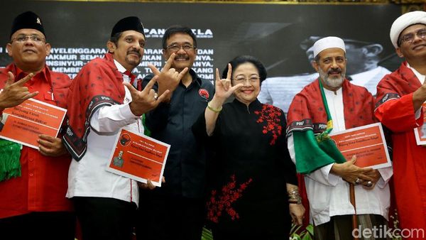 Megawati Salam Metal Usai Kukuhkan Kader Baru PDIP