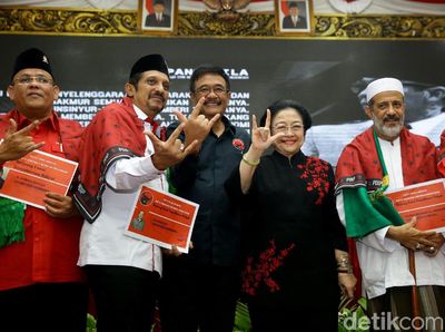Megawati Salam Metal Usai Kukuhkan Kader Baru PDIP