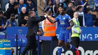 Wes Morgan bikin satu dari dua gol tanpa balas kemenangan Leicester City atas Bournemouth. (Andrew Couldridge/Reuters)