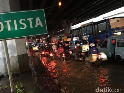 Arus Lalu Lintas Jalan DI Panjaitan Macet Imbas Banjir