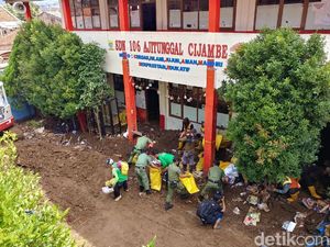 Kelas Rusak Diterjang Banjir, Siswa SD Ajitunggal akan Numpang Belajar Kelas Rusak Diterjang Banjir, Siswa SD Ajitunggal akan Numpang Belajar