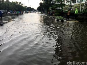 Jl MT Haryono Depan BPTJ Tergenang, Kendaraan Hanya Bisa Lewat Lajur Kanan