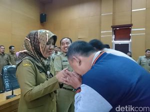Mundur Kepala Bappeda, Ati Marliati Nyalon Wawalkot Cilegon