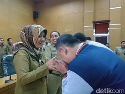 Mundur Kepala Bappeda, Ati Marliati Nyalon Wawalkot Cilegon