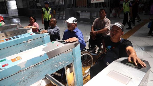 Kaum Difabel Jajal Fasilitas Stasiun Tanjung Priok
