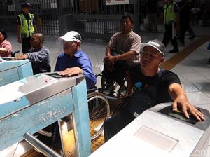 Kaum Difabel Jajal Fasilitas Stasiun Tanjung Priok