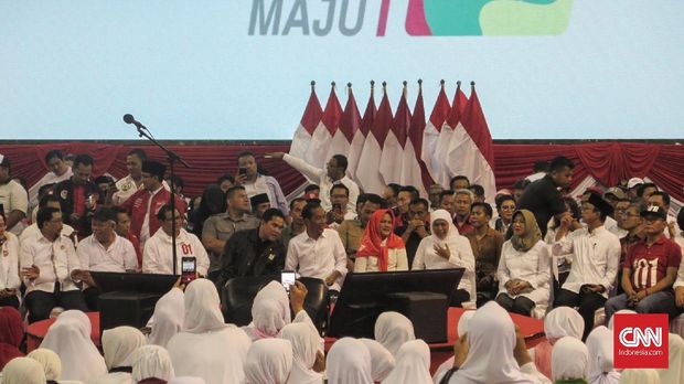 Setia Empat Jam Menunggu Jokowi di Ngawi