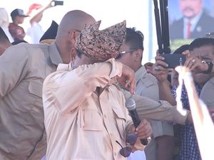 Dapat Sumbangan dari Pendukung di Sumbar, Prabowo Menangis