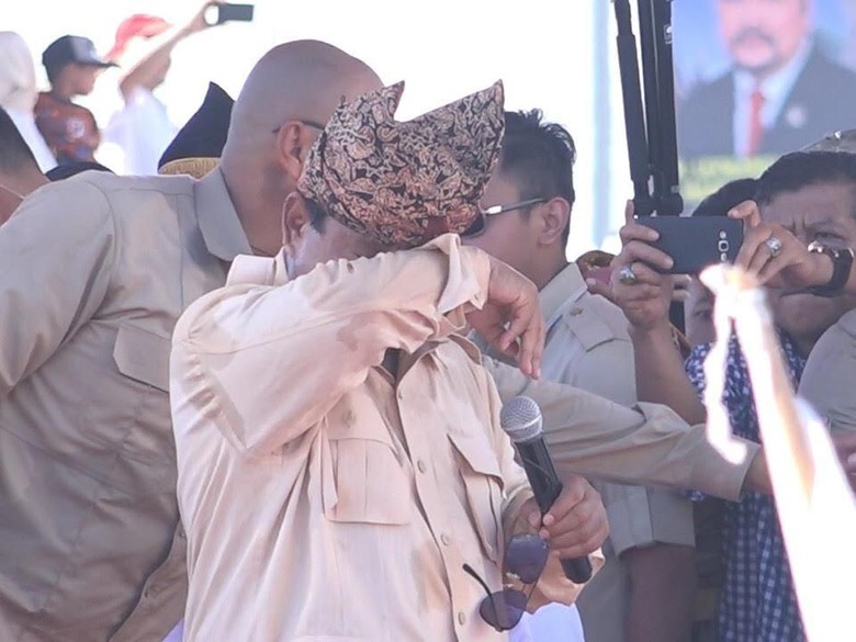 Dapat Sumbangan dari Pendukung di Sumbar, Prabowo Menangis