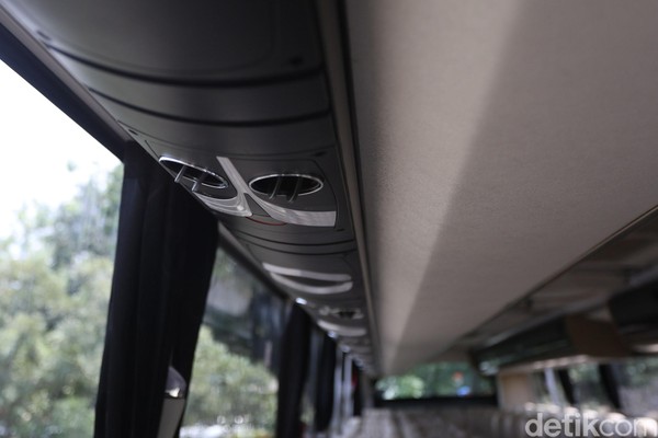 Fitur-fitur yang dimiliki bus Scania antara lain adalah sistem pengereman handal berupa Electronic Braking System (EBS) dan Anti-locked Braking System (ABS), serta Electronic Stability Program (ESP).