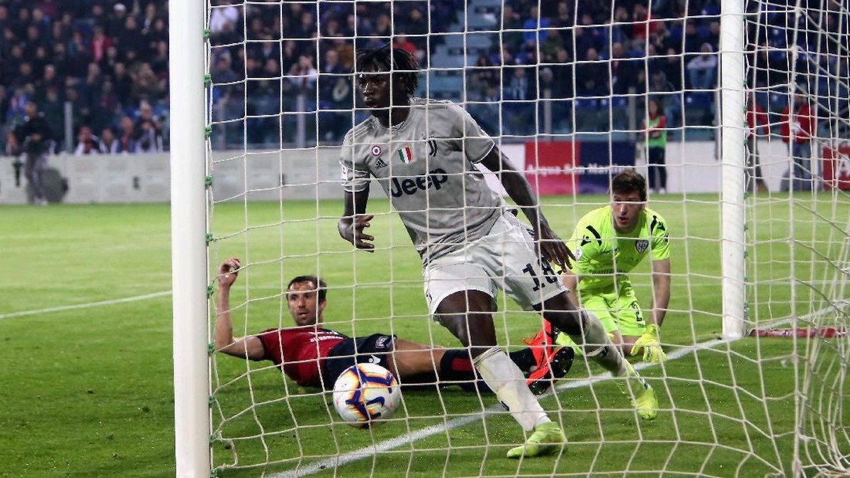 Moise Kean membalas perlakuan rasial dari suporter Cagliari. (Foto: Enrico Locci/Getty Images)