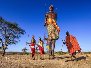 Foto: Suku Terkuat di Afrika, Berburu Singa