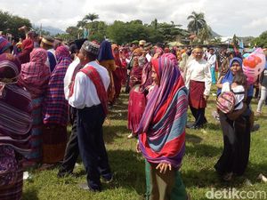 Pawai Budaya NTB dan Tradisi Pakai Sarung di Kepala