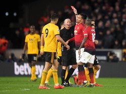 Sejak menit ke-57, MU harus bermain dengan 10 orang. Ashley Young mendapat kartu merah dari wasit usai mengoleksi dua kartu kuning karena melanggar Jota. Foto: Michael Regan/Getty Images