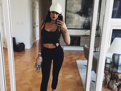 Jadi Sneakers Paling Laris, Adidas Yeezy Rilis Koleksi Glow In the Dark