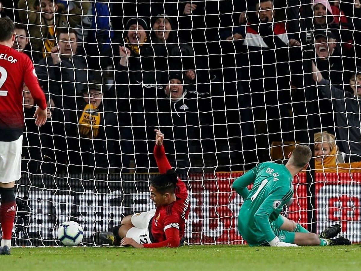 Chris Smalling saat melakukan gol bunuh diri pada Wolverhampton Wanderers vs Manchester United. (Foto: Andrew Yates/Reuters)