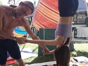 Jungkir Balik dan Melayang-layang dengan Teknik Meditasi Hangab Inversion