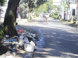 Sampah Berserakan dan Jalan Rusak di Jalur Wisata Maribaya